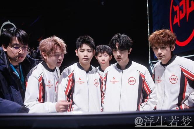 JDG官媒分享队员日常：陪兄弟们赏北京初雪