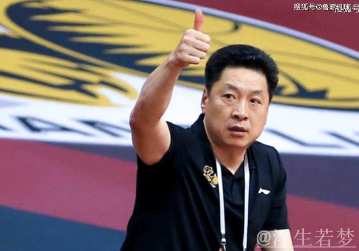 李春江晒观赛片段：以球迷身份领奖，重在参与